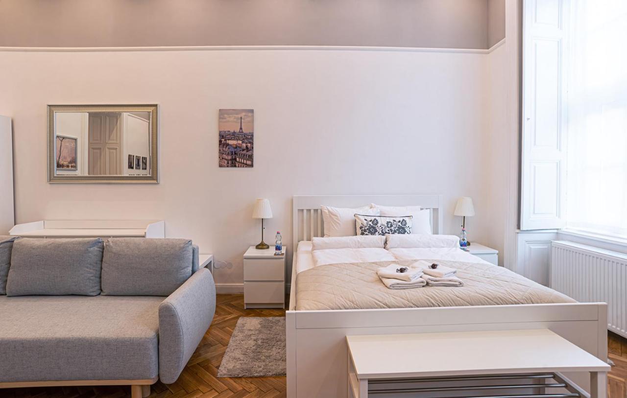 Joy Apartments On Kiraly Street บูดาเปสต์ ภายนอก รูปภาพ