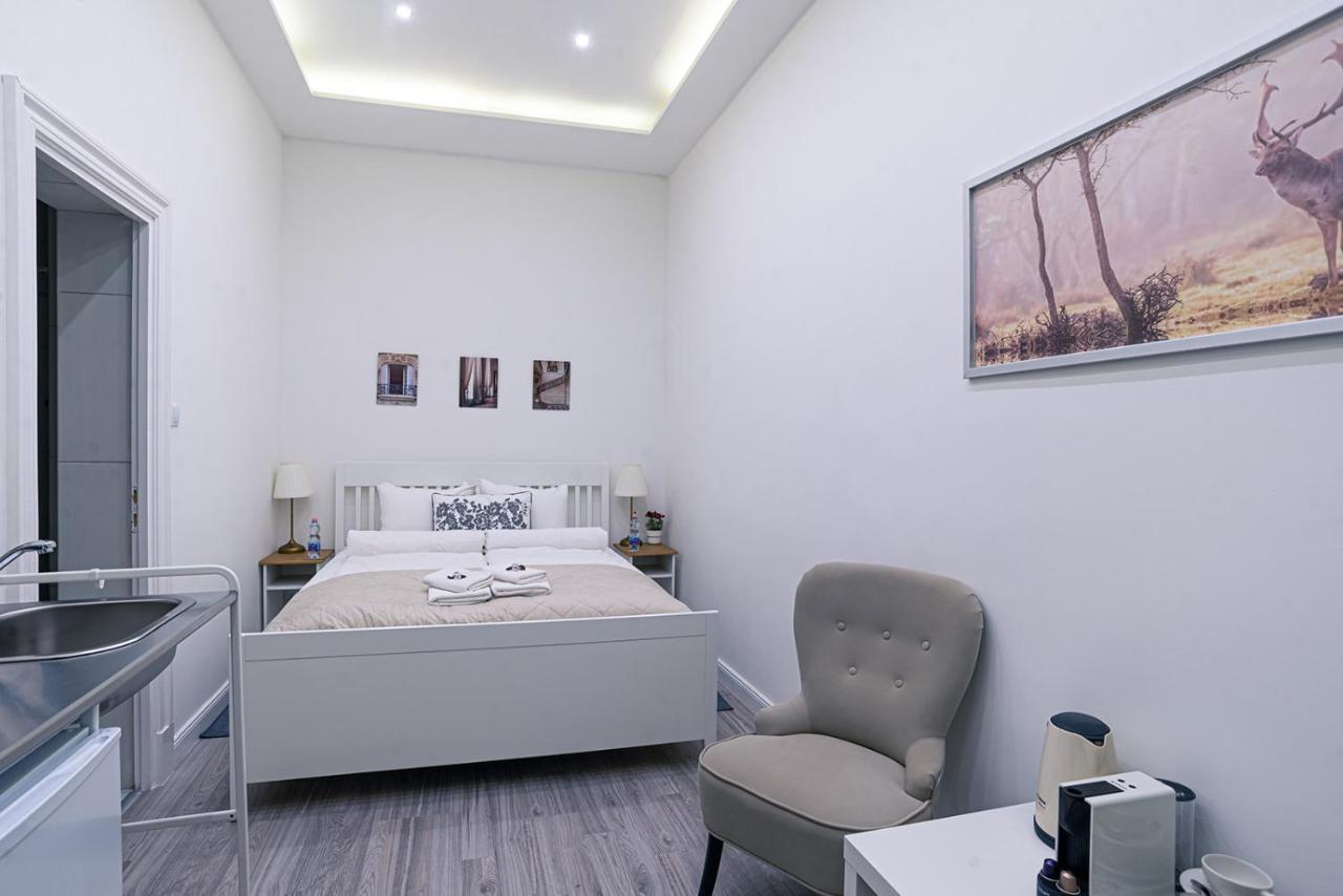 Joy Apartments On Kiraly Street บูดาเปสต์ ภายนอก รูปภาพ