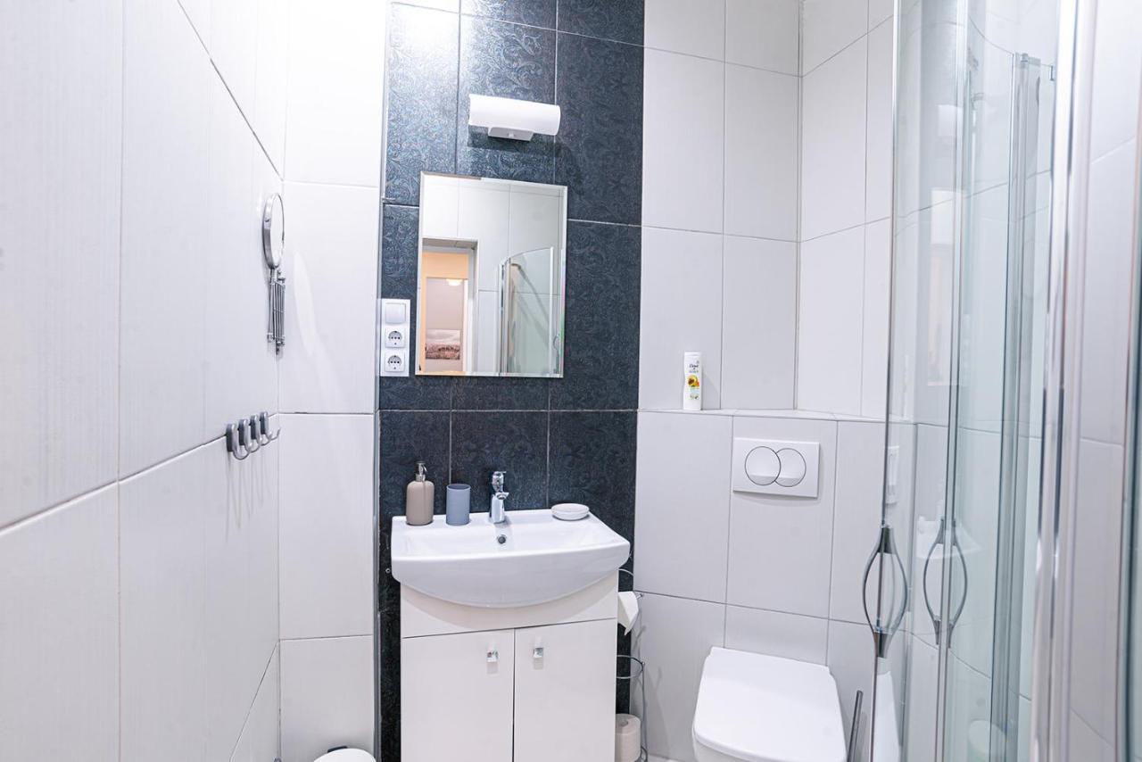 Joy Apartments On Kiraly Street บูดาเปสต์ ภายนอก รูปภาพ