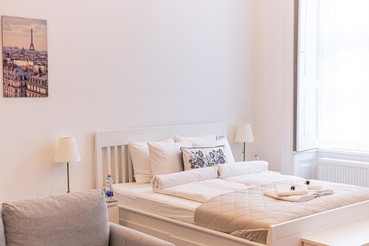 Joy Apartments On Kiraly Street บูดาเปสต์ ภายนอก รูปภาพ