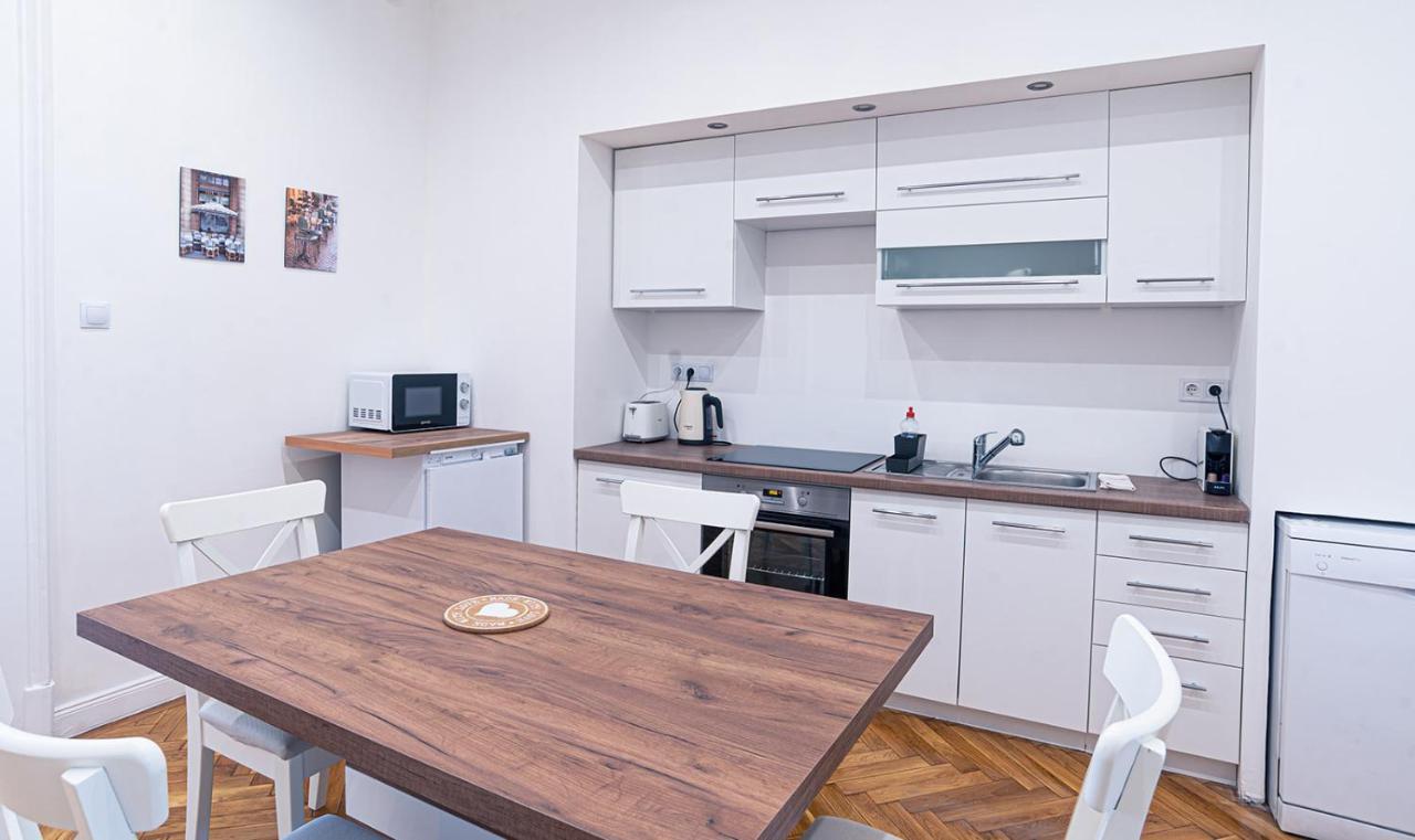 Joy Apartments On Kiraly Street บูดาเปสต์ ภายนอก รูปภาพ