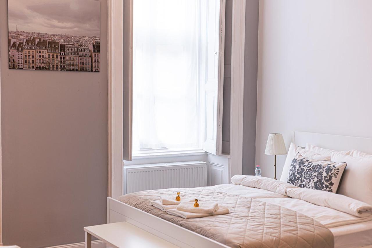 Joy Apartments On Kiraly Street บูดาเปสต์ ภายนอก รูปภาพ