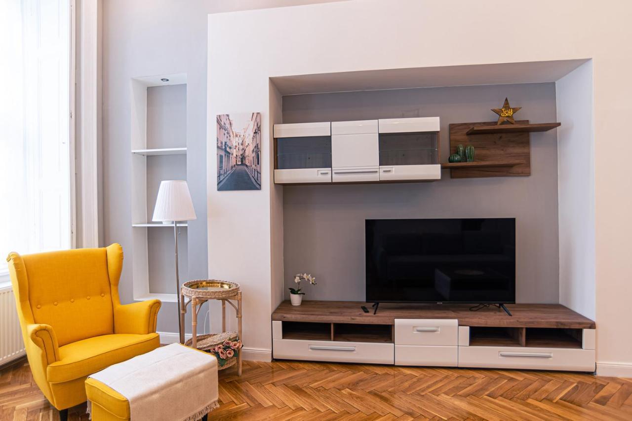 Joy Apartments On Kiraly Street บูดาเปสต์ ภายนอก รูปภาพ