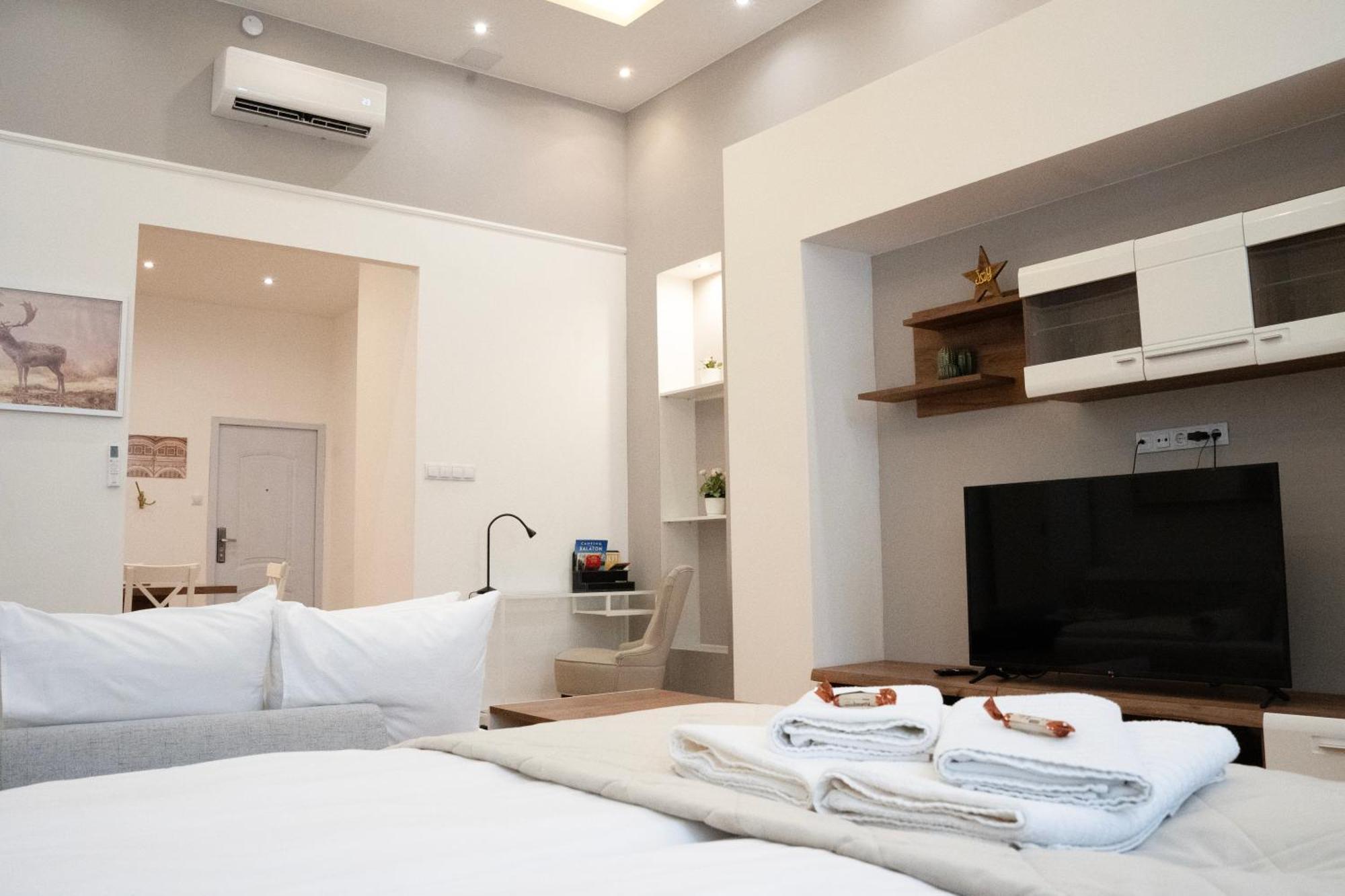 Joy Apartments On Kiraly Street บูดาเปสต์ ภายนอก รูปภาพ